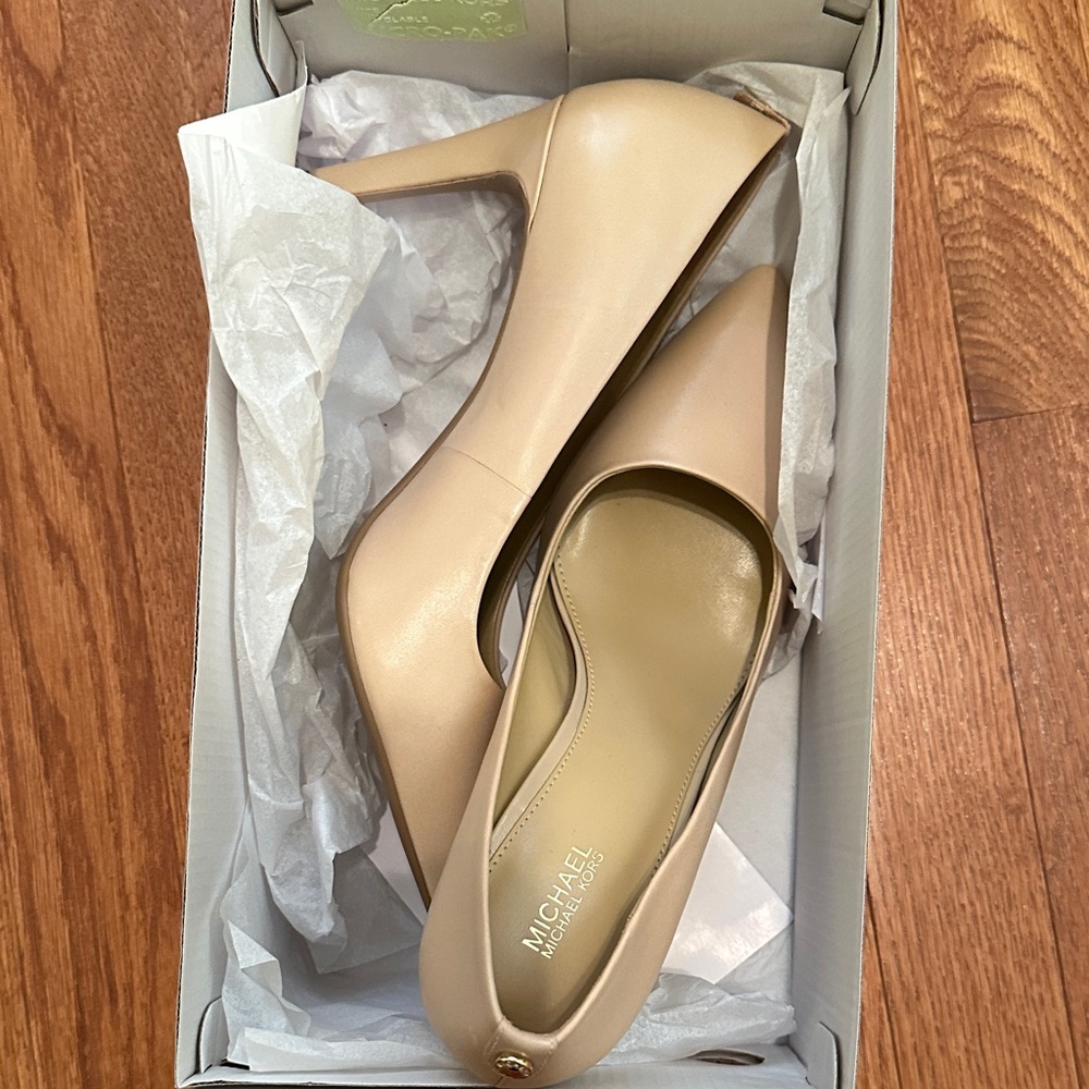Michael Kors Women's Nude Pointed-Toe Mid Heel Pumps - Picture 4 of 9